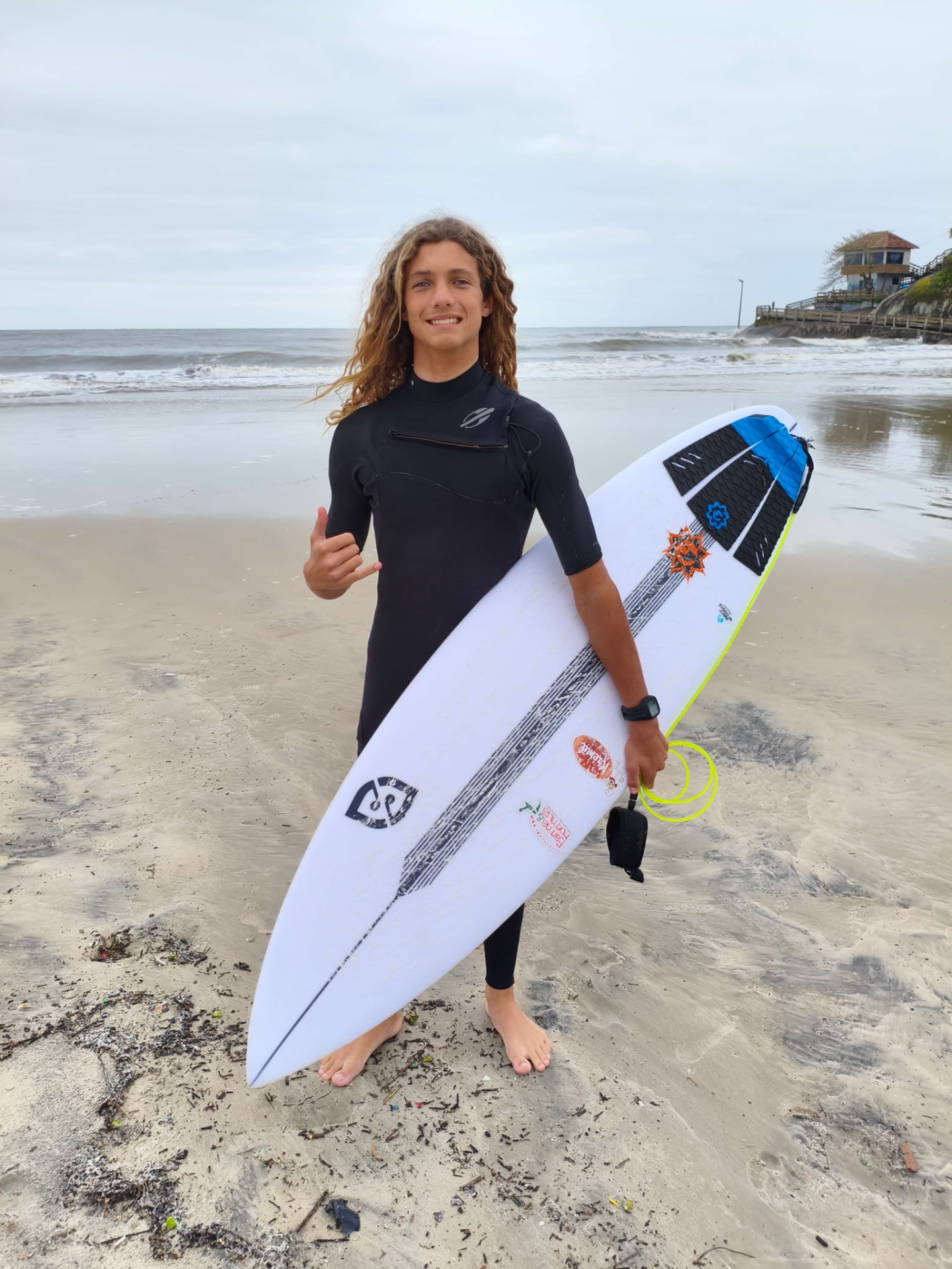 Cris Lopes com sua prancha na praia de Matinhos, Paraná