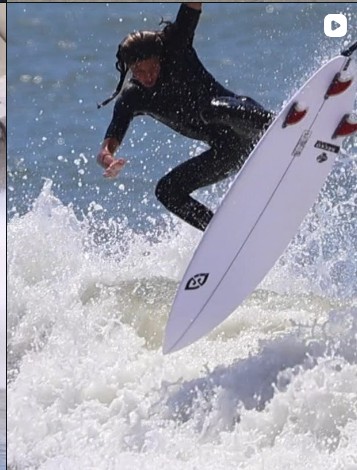 Cris Lopes executando manobra na onda