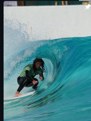 Cris Lopes surfando dentro do tubo