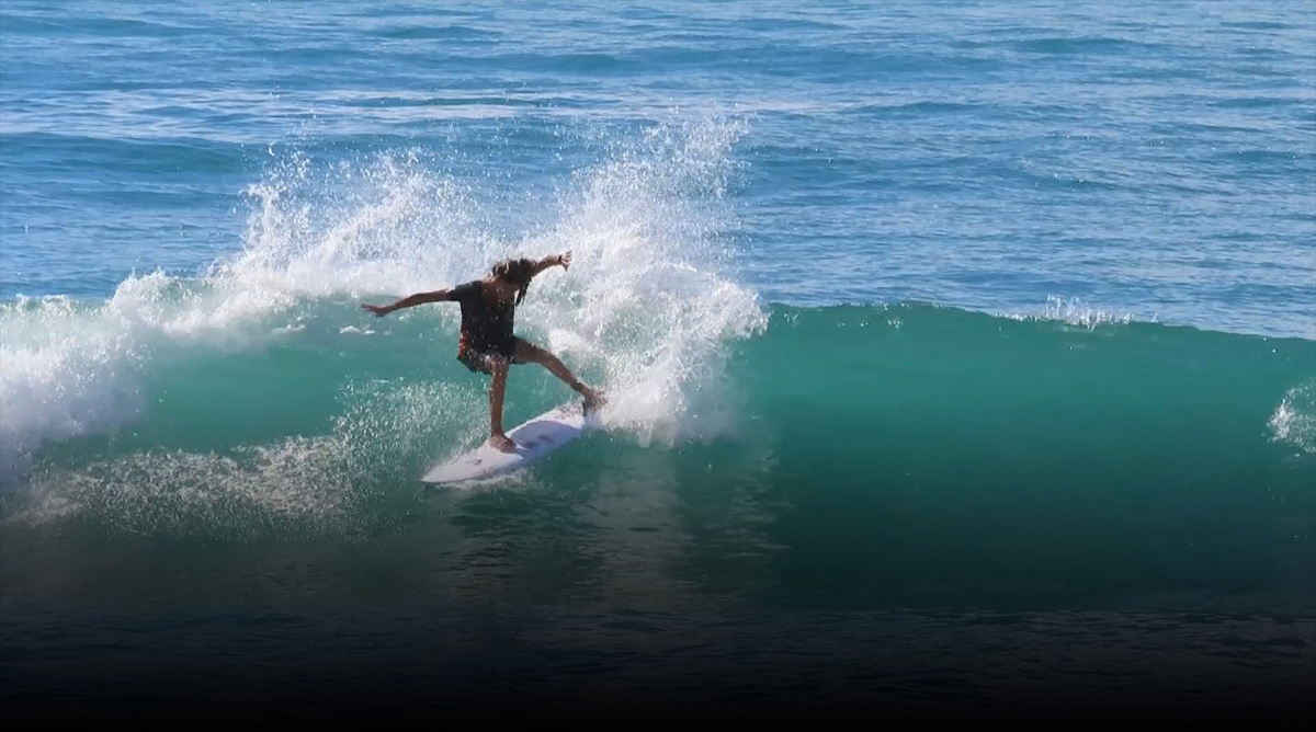 Cris Lopes em rasgada com spray na parede da onda