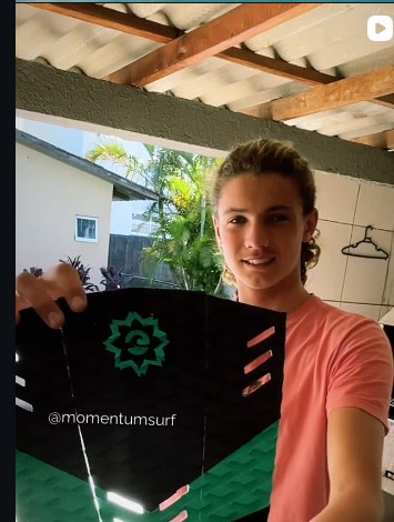 Cris Lopes com prancha na loja Momentumsurf